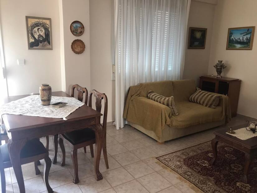 ΕΝΟΙΚΙΑΖΕΤΑΙ ΓΚΑΡΣΟΝΙΕΡΑ